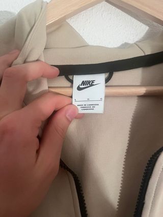 Nike Tech Fleece Beige y Negro