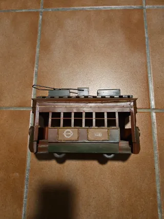 Tranvía decorativo de metal