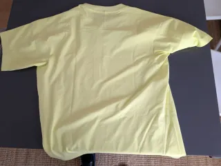 Camiseta Arc'teryx amarilla con bolsillo