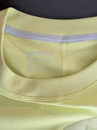 Camiseta Arc'teryx amarilla con bolsillo