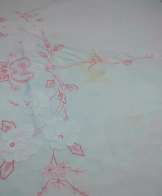 Gran mantel bordado a mano y recorte.