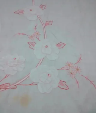 Gran mantel bordado a mano y recorte.