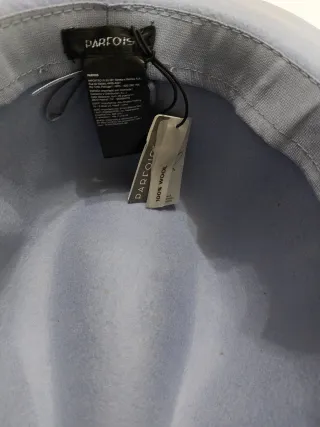 Gorra de lana Parfois azul y dorada