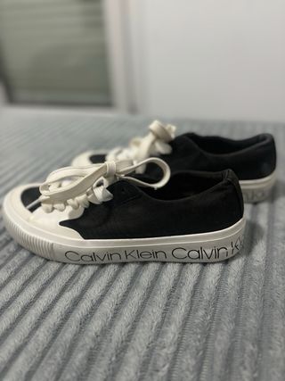 Zapatillas negras y blancas