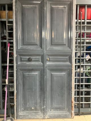 Puerta de entrada vivienda gris