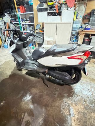 Kymco Super Dink 125 con motor