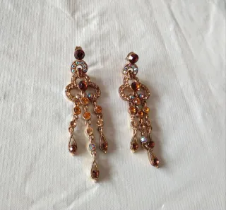 Pendientes largos dorados con piedras BISUTERÍA