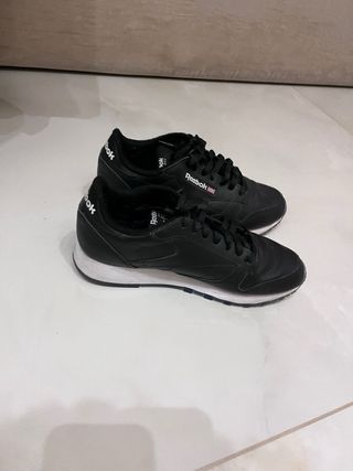Zapatillas Reebok Negras y Blancas