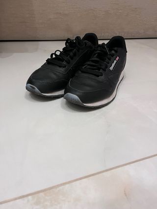 Zapatillas Reebok Negras y Blancas