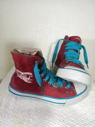 Zapatillas Levi's altas rojas y azules