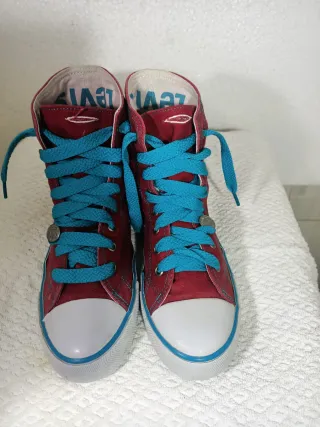 Zapatillas Levi's altas rojas y azules
