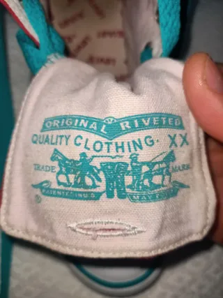 Zapatillas Levi's altas rojas y azules