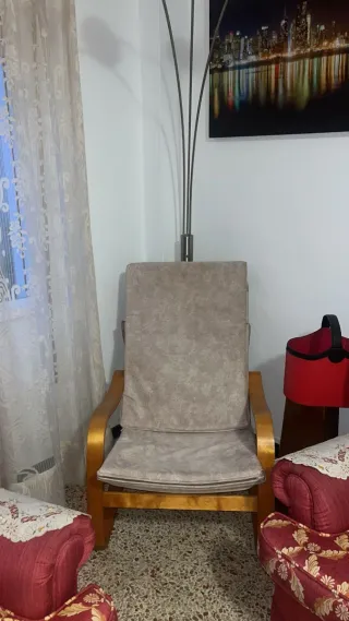 Sedia a dondolo in tessuto e legno