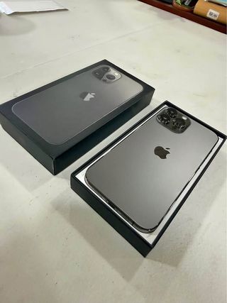 iPhone 13 Pro Max con caja