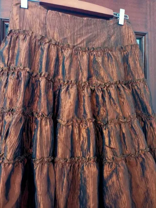 Falda marrón con volantes, tornasolada, talla L