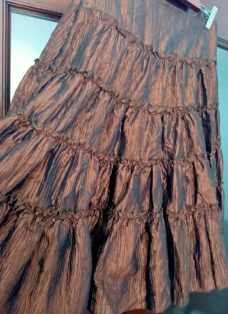 Falda marrón con volantes, tornasolada, talla L