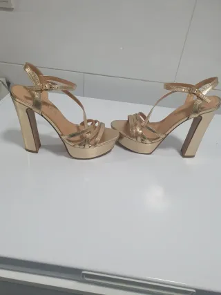 Zapatos de tacón dorados Maria Paz talla 38