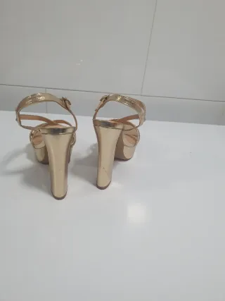 Zapatos de tacón dorados Maria Paz talla 38