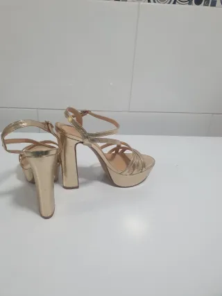 Zapatos de tacón dorados Maria Paz talla 38