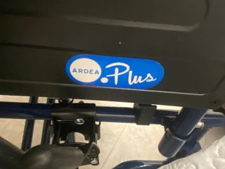 Silla de ruedas plegable marca Ardea Plus
