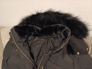 Abrigo plumífero negro con capucha Zara