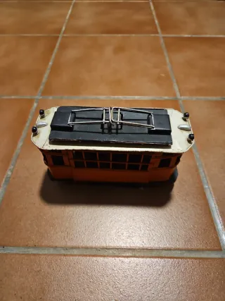 Tranvía metálico decorativo naranja