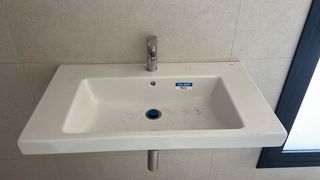 Lavabo Roca con grifería Roca THE GAP