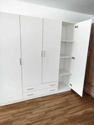 Armario blanco de madera