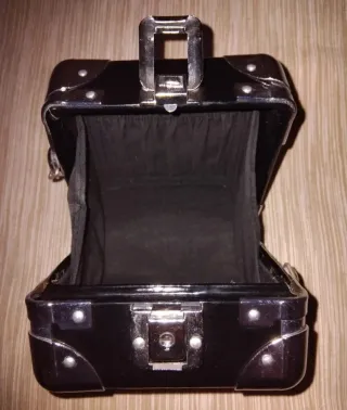 Bolso rígido vintage tipo maletín