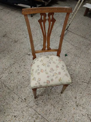 Mesa de comedor con 6 sillas recién tapizadas