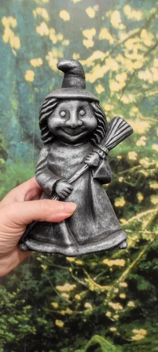 Bruxas em Metal Prateado com Vassouras