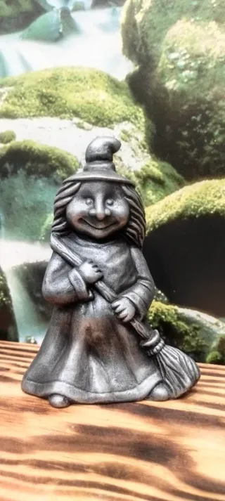 Bruxas em Metal Prateado com Vassouras