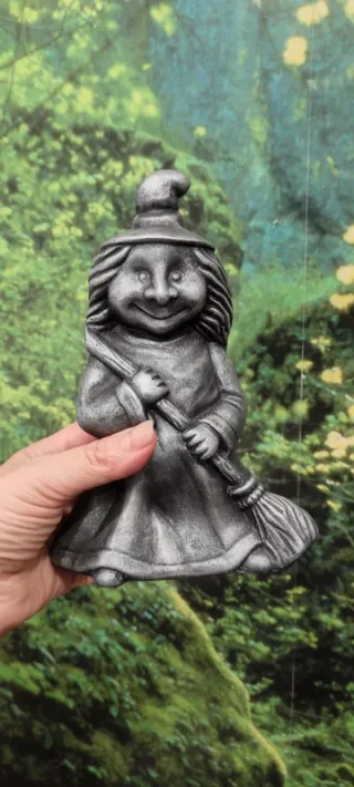 Bruxas em Metal Prateado com Vassouras