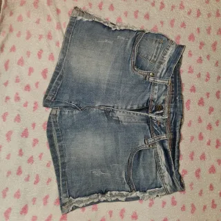 Shorts di jeans strappati