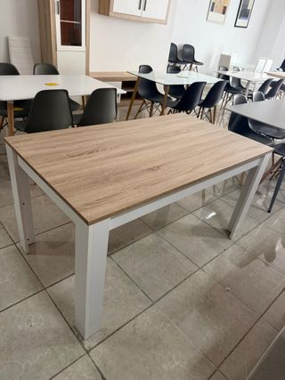 Mesa de comedor de madera blanca