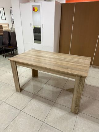 Mesa de comedor de madera blanca