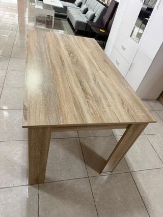 Mesa de comedor de madera blanca