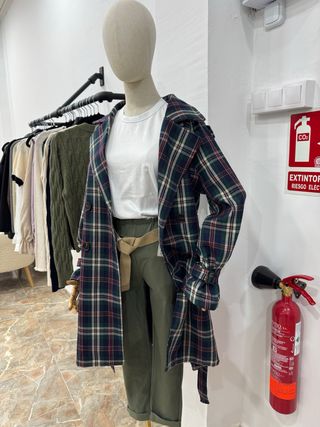 Gabardina cuadros tallas M y L nueva con etiqueta