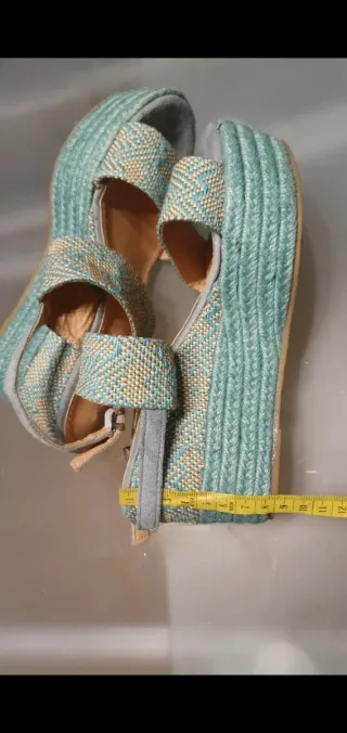 Sandalias cuña beige y turquesa