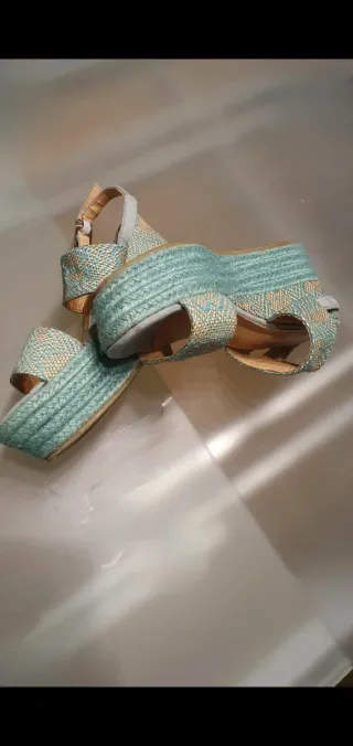 Sandalias cuña beige y turquesa