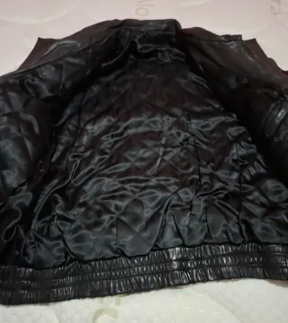 Cazadora de piel negra