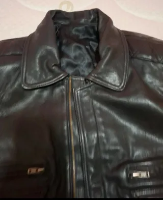 Cazadora de piel negra