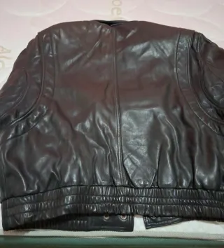 Cazadora de piel negra