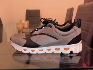 Zapatillas deportivas grises y negras