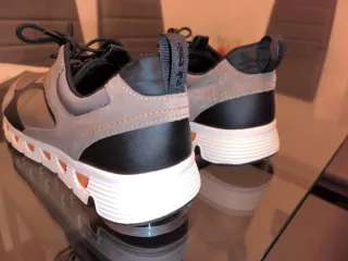 Zapatillas deportivas grises y negras