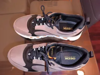 Zapatillas deportivas grises y negras