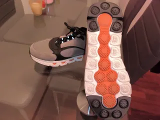 Zapatillas deportivas grises y negras