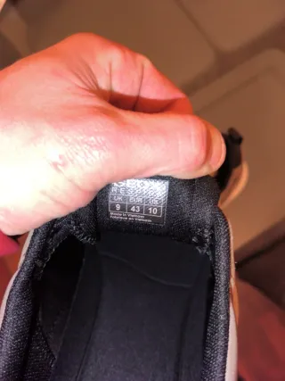 Zapatillas deportivas grises y negras