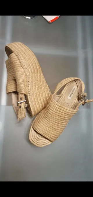 Sandalias cuña Pull&Bear beige