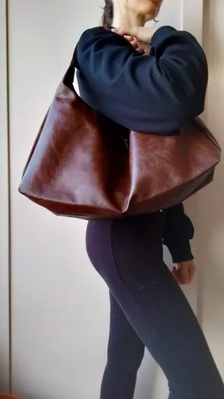 Borsa a sacca marrone in similpelle